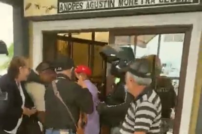 Curiosos se aglomeraron en el lugar donde se dio el ataque armado.