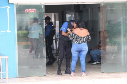 Guardias revisan a quienes acuden al Municipio. Incluso a los trabajadores.