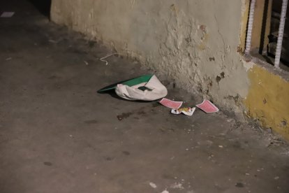 Mientras jugaban naipes, tres sujetos fueron baleados. Dos fallecieron y uno se mantiene con heridas leves.