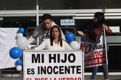 Allegados de la contraparte del caso María Belén Bernal también se apersonaron en la diligencia este viernes.