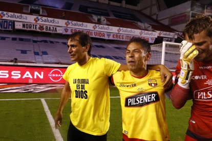 Matías Oyola (c) junto a Javier Burrai (d), tras ganar el título de la LigaPro en 2020 ante Liga de Quito.