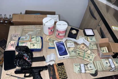 Esto fue parte del material hallado por la policía en la vivienda.