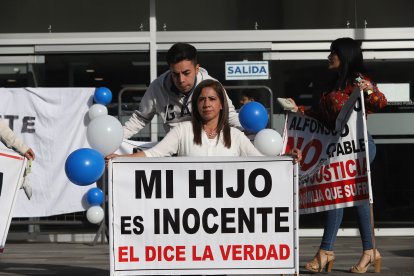 Familiares de Alfonso Camacho apoyaban al oficial.