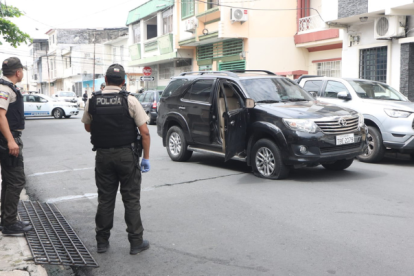 Este vehículo fue abandonado por los presuntos delincuentes.