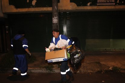 Los recolectores trabajan seis días a la semana y cumplen dos recorridos en la noche.