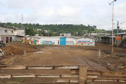 El chico salía de su colegio, caminaba a coger el bus, cuando fue atacado por dos sujetos.