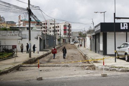 La obra en la calle De Las Frutillas, que conecta con San Isidro de El Inca, estaría pausada.
