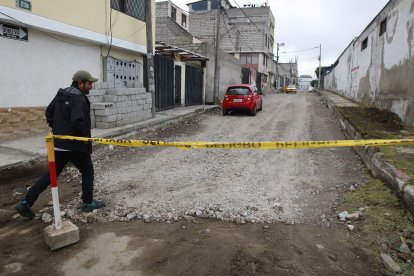 Las obras de adoquinado en la calle De Los Nardos estaría demorada, según lugareños.