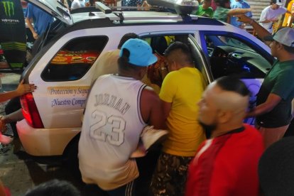 Los heridos fueron traslados en vehículos de la Policía.