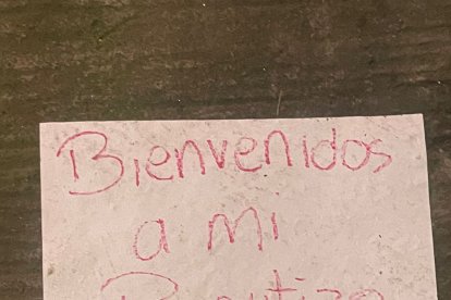 Este letrero estaba a la entrada del domicilio en el que ocurrió el ataque.