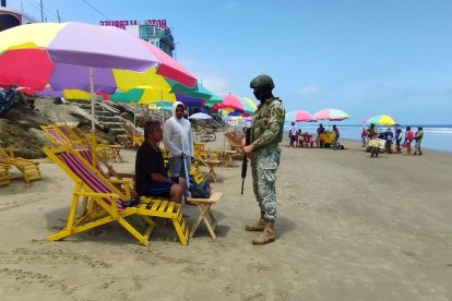 Militares cuatodian tanto las calles y el sector turístico y comercial de Montañita, así como el área de playa.