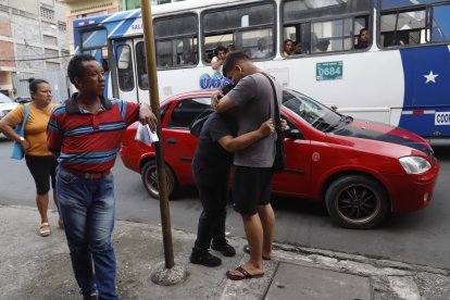 Familiares del conductor llegaron al sitio y se quedaron sorprendidos por lo sucedido.