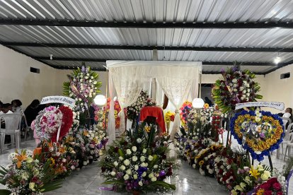 Con ramos de flores y rezos despidieron a la autoridad esmeraldeña.