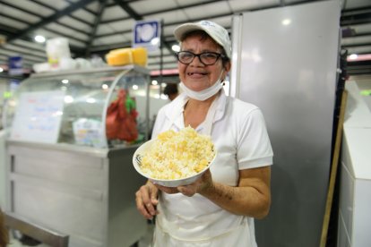 La ‘pípol’ también la busca porque les regala porciones de crujiente y sabroso cocolón.