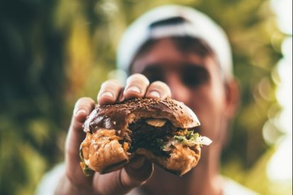 La puedes comer parado, sentado, acostado.