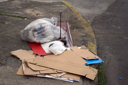 La basura que dejan los indigentes tiene que ser recogida por gente de la zona.