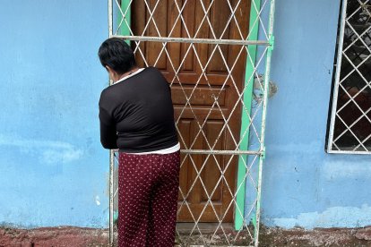 Amelina abre la puerta para mostrar el sitio de la posesión.