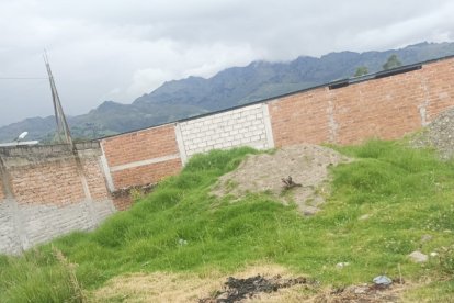 En un predio, moradores quemaron al vehículo liviano, antes de guindarlo.