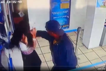 El delincuente agredió a la víctima, a quien llevó hasta la caja para sustraerse el billete.