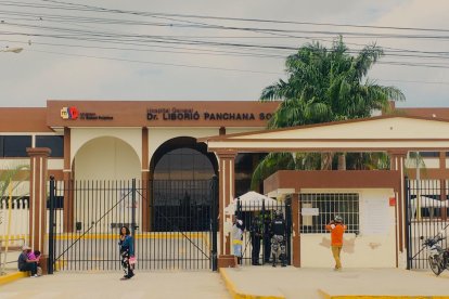 Uniformados custodian los exteriores del Hospital Liborio Panchana.