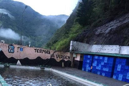 El lodo cubrió parte de las piscinas en el complejo.