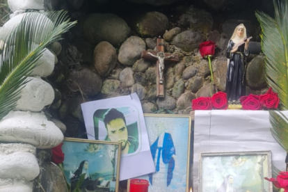 En un área de la casa se acondicionó una especie de altar, donde colocaron fotos de Diego.