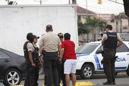 Un conocido del occiso se acercó al lugar a confirmar si era su ‘pana’.