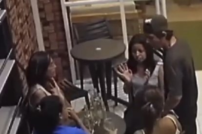 Luego, el delincuente sacó un arma para amenazarlas y después se llevó sus teléfonos.