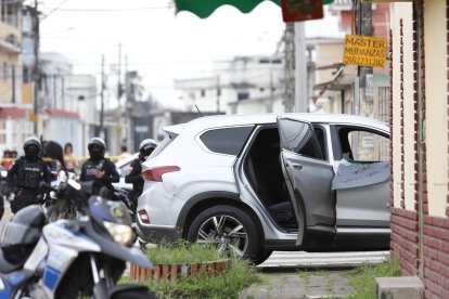 El carro en el que se movilizaba quedó con daños del lado del copiloto y del chofer.