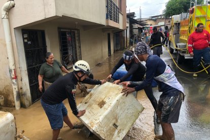 Los enseres rescatados de entre el lodo.