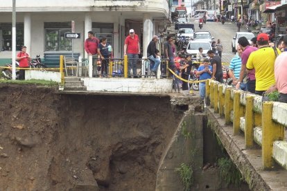 La fuerza del río ha socavado las bases del Puente en Caluma Viejo.