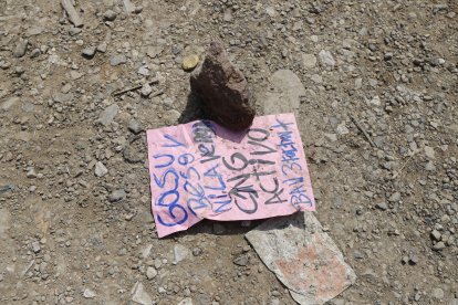 Este es el panfleto hallado cerca de la cabeza y el corazón.