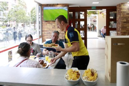En algunos locales se transmitió el juego de la Tri. Los aficionados compartieron el almuerzo con el fútbol.