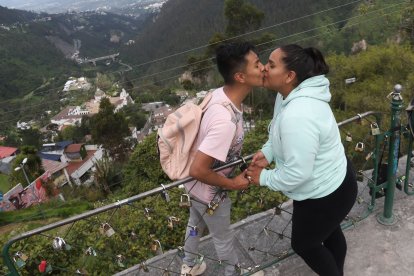 Parejas llegan a este mirador... para 'sellar' su amor con candados.