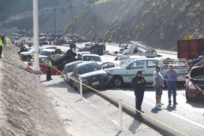 Un tráiler que llevaba gaseosas provocó un terrible accidente de tránsito en Guayllabamba.