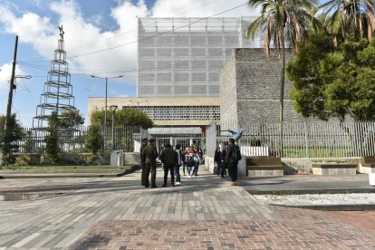 La gente que está por la zona asegura que el ambiente ya no es tan pesado desde que se fueron los legisladores.