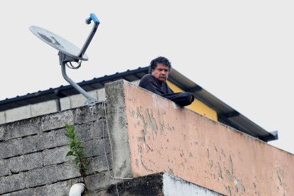 Los moradores salen presurosos a los balcones para no perderse el espectáculo.