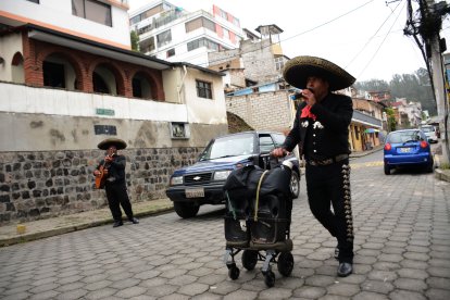 El dúo Lo Reino trabaja de lunes a sábado promocionando su trabajo por los barrios de Quito. Sus herramientas son dos parlantes, una guitarra y dos micrófonos.