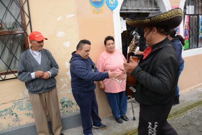 José Luis Barahona estrecha la mano del mariachi Eugenio Peña. La serenata cautivó a su madre, Marcia, hasta sacarle lágrimas.
