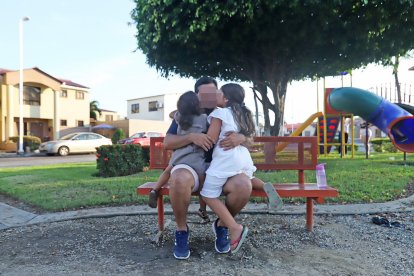 Sus dos princesas, Emilia (de cuatro años) y Agustina (de seis), disfrutan de la compañía de Juan y juegan con él.