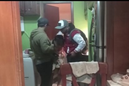 Uno de los menores estaba en un baño cuando los investigadores intervinieron.