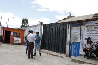 A este patio de retención vehicular de Calderón  fueron llevados los autos  chocados.