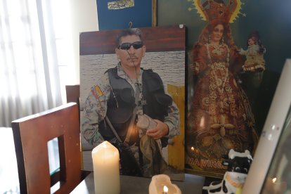 Sus familiares encendieron una vela junto a su fotografia.