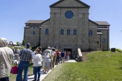 Miles de fieles han acudido al monasterio de los Benedictinos de María, Reina de los Apóstoles, en la zona rural de Missouri, para ver el cadáver de la monja.