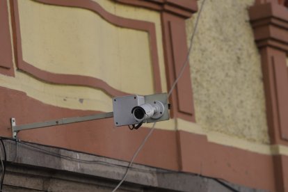 En el ingreso del condominio en el que habitaba Chuchuca hay una cámara de seguridad.
