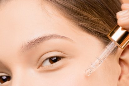 Actúa como un bálsamo lubricante, al devolverle la elasticidad a la piel.