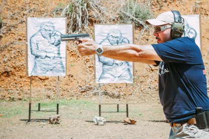 Es especialista en el uso de pistola. Pertenece a una empresa de seguridad israelita.