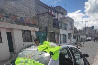 Policía indaga la razón del por qué los detenidos tenían chalecos de agentes de tránsito dentro del carro.