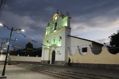 En la iglesia de la parroquia reposa el santo.