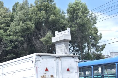 Según la constructora, los cables de alta tensión son un peligro.